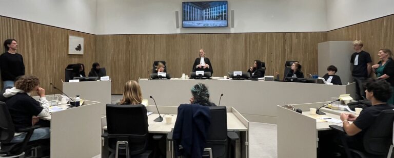 Jongeren op Amsterdamse school spreken recht en werken aan relaties: ‘Iedereen maakt fouten, het kan gebeuren’