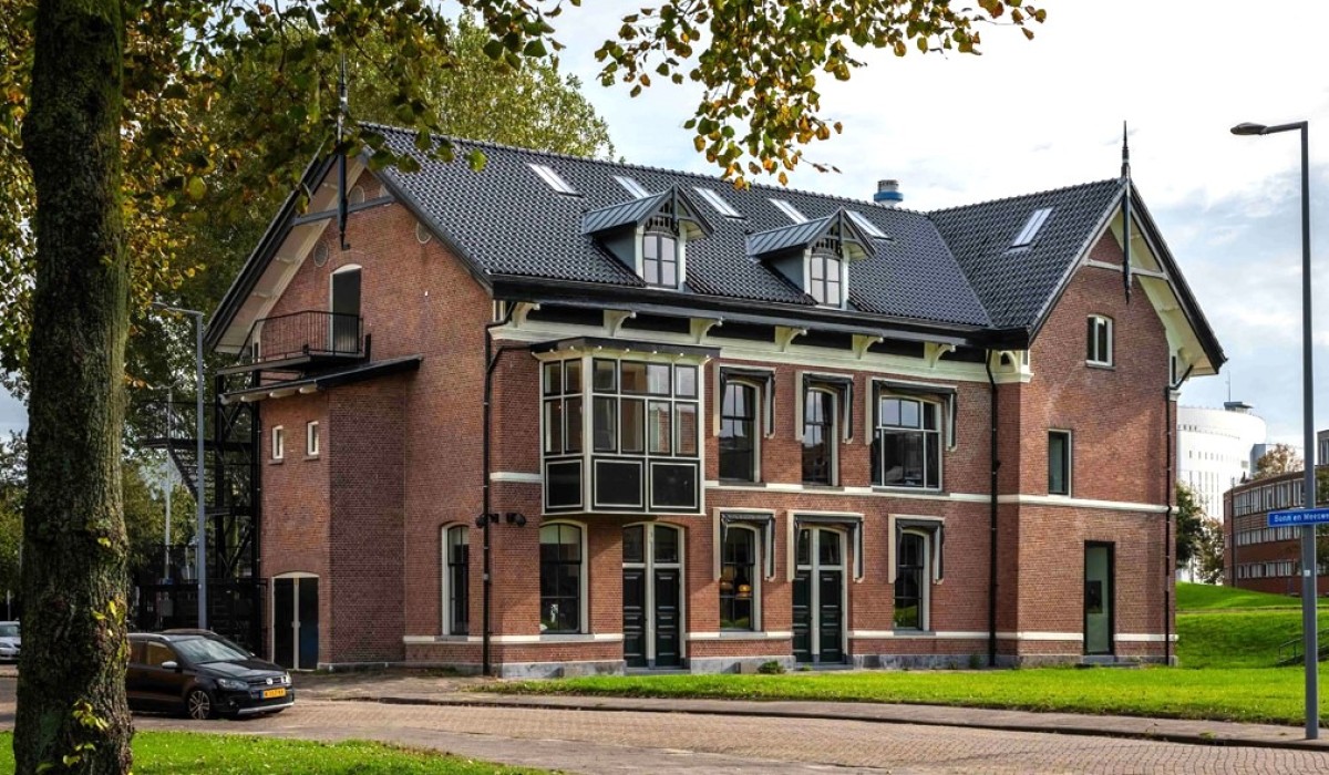 Het Dokhuis aan de Doklaan in Rotterdam-Zuid: een bakstenen pand met puntdaken en erkers, voormalig havenkantoor